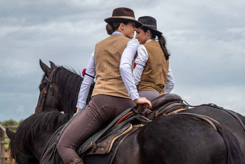 “Italian cowboys - An american eye on the heart of Maremma”, la mostra della fotografa Gabrielle Saveri alla cantina Caccia al Piano a Bolgheri 