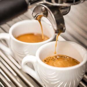 Materie prime che aumentano fino al 90%, mercati e servizio: il caffè chiede un tavolo di filiera