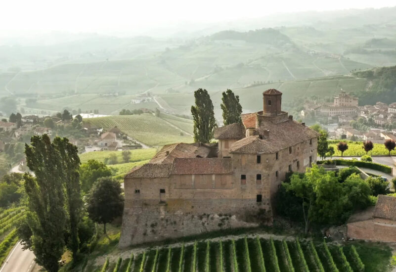 Il Castello della Volta tra i vigneti delle Langhe 