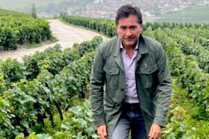“Il vino si beve meno, ma si beve ancora. Ma serve un approccio più friendly, e meno liturgia” “Il vino si beve meno, ma si beve ancora. Ma serve un approccio più friendly, e meno liturgia”