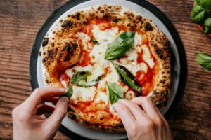 Pizza: qualità (39%) e prodotti tipici e locali (9%) guidano le scelte dei consumatori Pizza: qualità (39%) e prodotti tipici e locali (9%) guidano le scelte dei consumatori