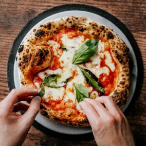 La pizza non &egrave; uno &ldquo;sgarro&rdquo;: 5 falsi miti sul piatto italiano pi&ugrave; amato (e diffuso) al mondo