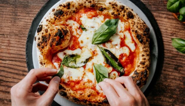 La pizza non &egrave; uno &ldquo;sgarro&rdquo;: 5 falsi miti sul piatto italiano pi&ugrave; amato (e diffuso) al mondo