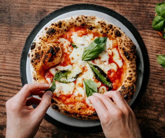 La pizza non &egrave; uno &ldquo;sgarro&rdquo;: 5 falsi miti sul piatto italiano pi&ugrave; amato (e diffuso) al mondo