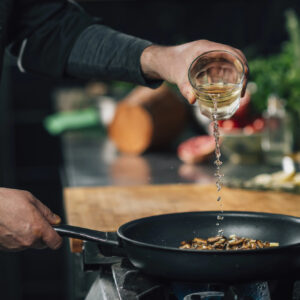Dimmi il tipo di cottura e ti dirò l’alcol che evapora. La verità sul vino utilizzato in cucina