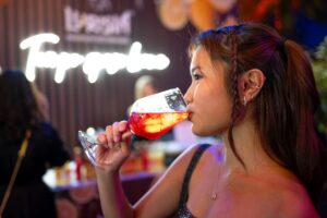 L&rsquo;aperitivo in Italia vale 4,5 miliardi di euro: dal cibo ai luoghi fino al &ldquo;no-lo&rdquo;, i nuovi trend