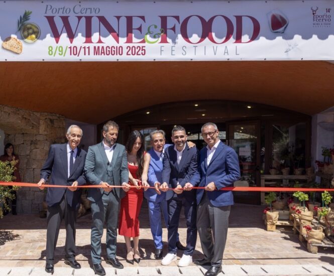 Franco Carraro e Mario Ferraro, presidente e Ceo di Smeralda Holding, Franco Mulas, Area manager Costa Smeralda, Roberto Ragnedda, sindaco Arzachena e Giuseppe Meloni, vicepresidente Regione Sardegna, al taglio del nastro del “Porto Cervo Wine & Food Festival”, con la madrina Giusy Meloni