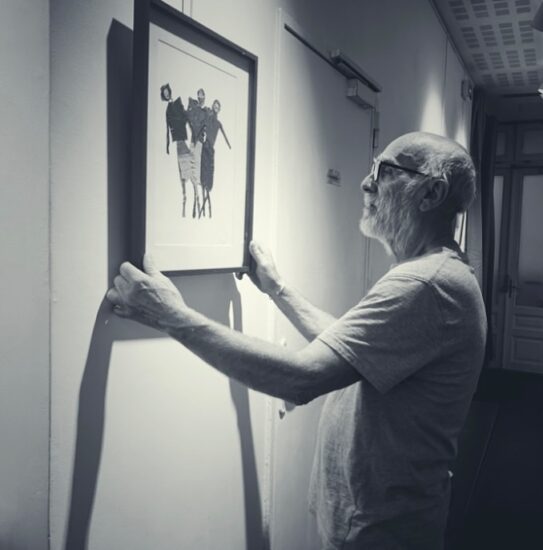 Le Pierreux allestisce per una mostra (@renelepierreux su Instagram)