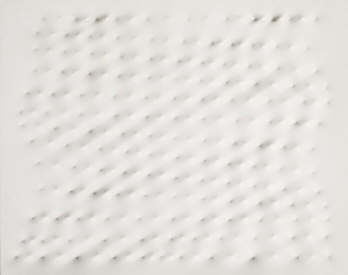 Arte e grande cucina si incontrano con Carlo Cracco e Farsettiarte (credit: Enrico Castellani “Superficie bianca”, Ristorante Cracco/Farsettiarte)