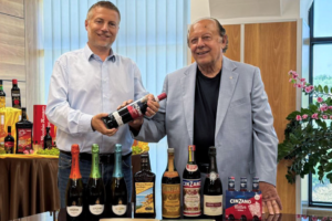 Campari Group cede Cinzano e Frattina al Gruppo Caffo 1915. Affare da 100 milioni di euro Campari Group cede Cinzano e Frattina al Gruppo Caffo 1915. Affare da 100 milioni di euro