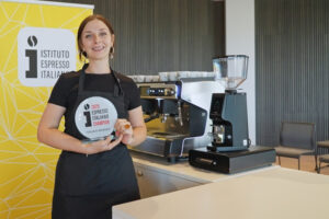 La miglior barista dell’anno è donna (prima volta): Giulia Ruscelli n. 1 per caffè e cappuccino La miglior barista dell’anno è donna (prima volta): Giulia Ruscelli n. 1 per caffè e cappuccino