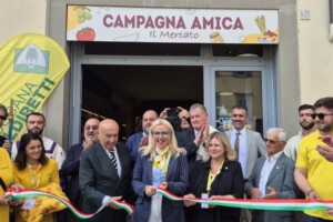 Due italiani su tre fanno la spesa nei mercati contadini. A dirlo la Coldiretti Due italiani su tre fanno la spesa nei mercati contadini. A dirlo la Coldiretti