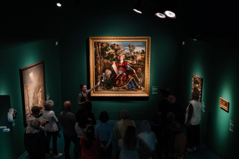 Visitatori alla mostra “Fratello sole, sorella luna“ alla Galleria nazionale dell’Umbria di Perugia