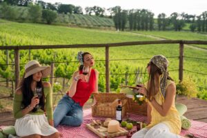 Un prato, una coperta, cibo & vino: il fascino intramontabile del “déjeuner sur l’herbe” Un prato, una coperta, cibo & vino: il fascino intramontabile del “déjeuner sur l’herbe”