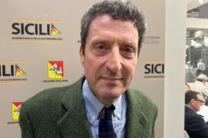 “Impegnare i territori nella realizzazione di un’eccellenza: è questa l’intuizione del vino” “Impegnare i territori nella realizzazione di un’eccellenza: è questa l’intuizione del vino”