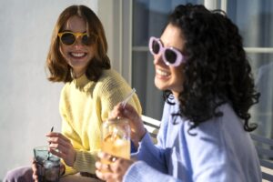 Orientata alla moderazione, ma non rinuncia del tutto all’assunzione di alcol: cosa beve la Gen Z Orientata alla moderazione, ma non rinuncia del tutto all’assunzione di alcol: cosa beve la Gen Z