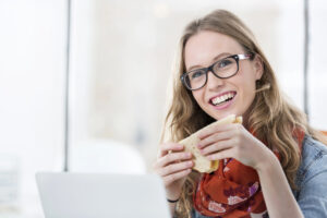 Contro le preoccupazioni la “medicina” scelta è il cibo: spopolano snack e il delivery mix Contro le preoccupazioni la “medicina” scelta è il cibo: spopolano snack e il delivery mix