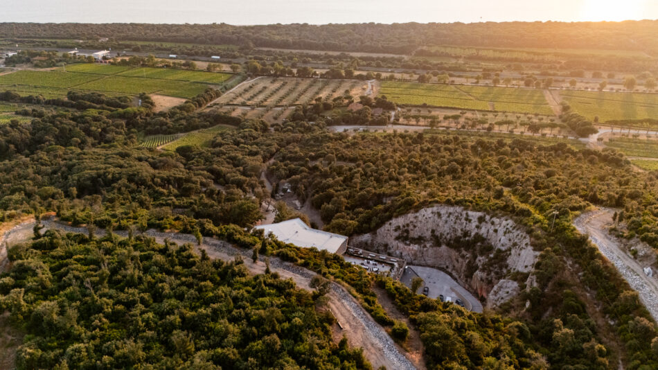 La Tenuta Meraviglia, nell’ex Cava di Cariola, a Bolgheri (ph: Moggi_Studio)