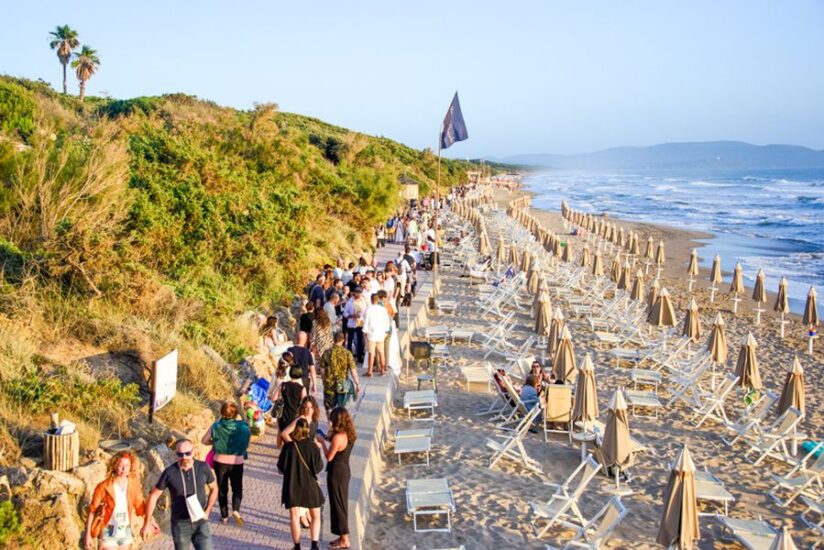 La spiaggia del Resort Riva degli Etruschi a San Vincenzo banco di assaggio per i “Vini bagnanti” da tutta Italia