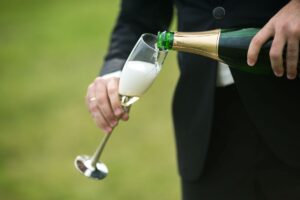 Champagne, frode e usurpazione di denominazione di origine su 800.000 bottiglie false Champagne, frode e usurpazione di denominazione di origine su 800.000 bottiglie false