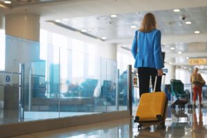 Bottiglie di vino in aereo, ora si può: dall’Ue via libera ai liquidi nel bagaglio a mano