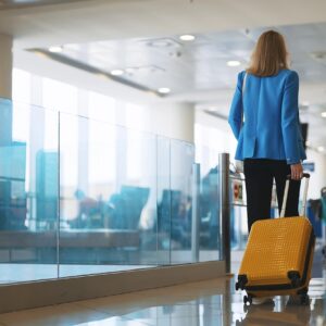 Bottiglie di vino in aereo, ora si può: dall’Ue via libera ai liquidi nel bagaglio a mano