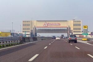 Estate, prezzi alle stelle in autogrill: acqua a 3 euro al litro e panini fino a 8,50 euro Estate, prezzi alle stelle in autogrill: acqua a 3 euro al litro e panini fino a 8,50 euro