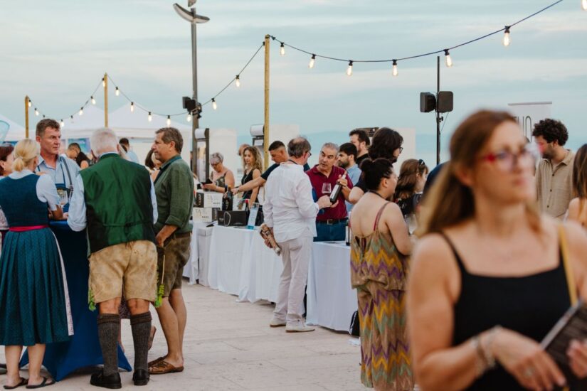 “Calici di Stelle” sulla spettacolare passeggiata sul mare di Grado con i migliori vini del Friuli Venezia Giulia 