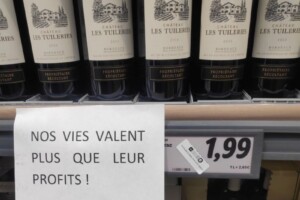 Vini di Bordeaux a 1,39 euro da Lidl, la manifestazione dei sindacati: “così distruggete il vino” Vini di Bordeaux a 1,39 euro da Lidl, la manifestazione dei sindacati: “così distruggete il vino”