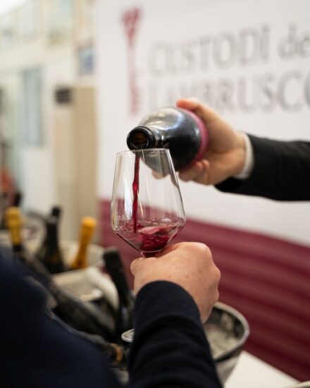 “Calici di Stelle” nella spettacolare Piazza della Dama a Castelvetro di Modena con “I Custodi del Lambrusco”