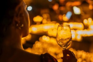 Il piacere di un buon vino e dell’ottimo cibo in cantina, in montagna, al mare o in una bella città Il piacere di un buon vino e dell’ottimo cibo in cantina, in montagna, al mare o in una bella città