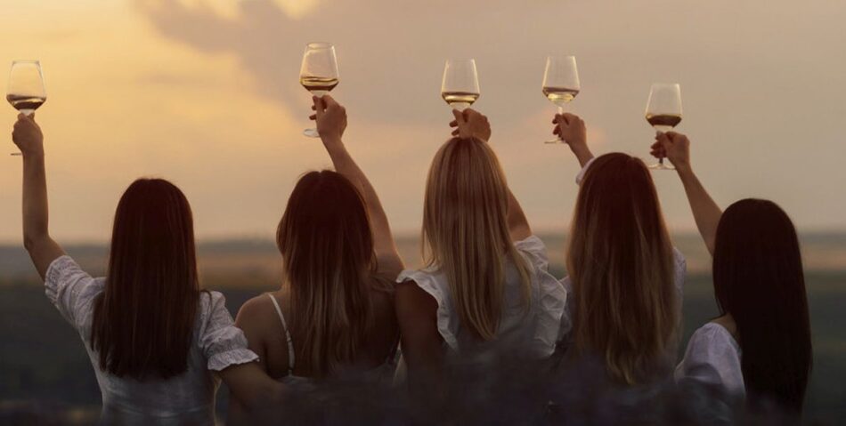 L’enoturismo in estate è condividere del buon vino e dell’ottimo cibo sotto il cielo stellato