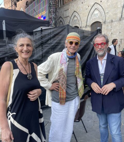 L’attore e Premio Oscar Jeremy Irons con la produttrice Emanuela Stucchi Prinetti (Badia a Coltibuono) e WineNews 