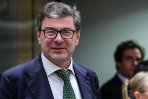 Il vino italiano nella difficile partita sui dazi Usa-Ue: le riflessioni di Giancarlo Giorgetti Il vino italiano nella difficile partita sui dazi Usa-Ue: le riflessioni di Giancarlo Giorgetti