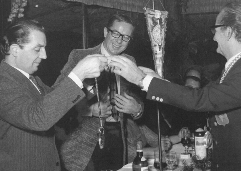 Jean Valenti, fondatore Ais, consegna il tastevin a Luigi Veronelli, maestro del giornalismo enogastronomico italiano