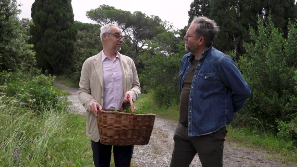 Marco Malvaldi e Cristiano Tomei alla ricerca di erbe spontanee