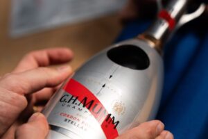 Torna, dopo un mese nello spazio, il primo Champagne creato per condizioni di “zero gravity” Torna, dopo un mese nello spazio, il primo Champagne creato per condizioni di “zero gravity”