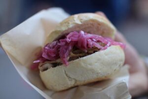 Street food, il migliore è in Sicilia con i panini alla porchetta di Suino Nero dei Nebrodi Street food, il migliore è in Sicilia con i panini alla porchetta di Suino Nero dei Nebrodi
