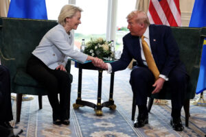 Dazi Usa, 15% sulle merci Ue dal 1 agosto. Ma il vino spera ancora nella lista “zero-per-zero” Dazi Usa, 15% sulle merci Ue dal 1 agosto. Ma il vino spera ancora nella lista “zero-per-zero”