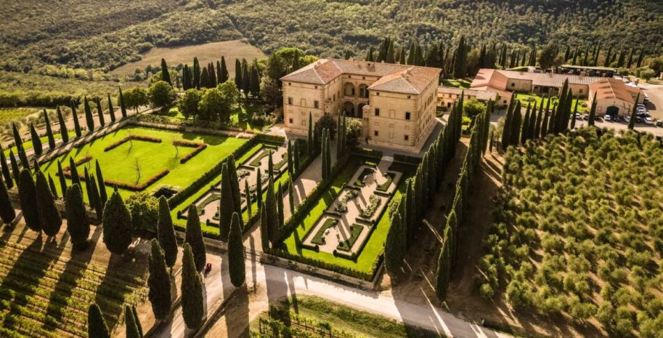 La rinascimentale Villa di Argiano, su disegno del celebre architetto Baldassarre Peruzzi, a Montalcino 