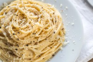 Caso cacio e pepe: la Bbc nel mirino per la ricetta “non conforme alla tradizione” Caso cacio e pepe: la Bbc nel mirino per la ricetta “non conforme alla tradizione”