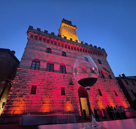 Montepulciano, terra del Vino Nobile, del Poliziano e del “Bravìo delle botti”