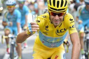 La storia del brindisi “in sella” dei ciclisti nell’ultima tappa del “Tour de France” a Parigi La storia del brindisi “in sella” dei ciclisti nell’ultima tappa del “Tour de France” a Parigi