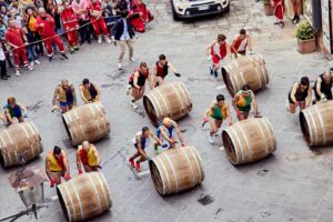 Il vino e la tavola al centro della festa, nei borghi d’Italia, in periodo di vendemmia Il vino e la tavola al centro della festa, nei borghi d’Italia, in periodo di vendemmia