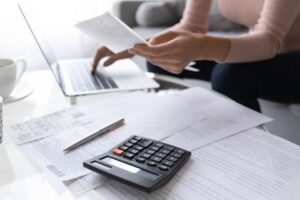 Salgono al 42,2% le spese obbligate per le famiglie, ripercussioni anche sui consumi di vino e cibo Salgono al 42,2% le spese obbligate per le famiglie, ripercussioni anche sui consumi di vino e cibo