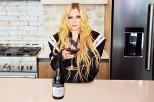 Un’altra pop star debutta nel mondo del vino: Avril Lavigne lancia l’etichetta “Complicated” Un’altra pop star debutta nel mondo del vino: Avril Lavigne lancia l’etichetta “Complicated”