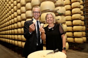 Tra dazi, Mercosur e Pac, il Parmigiano Reggiano “accoglie” la Ue nei suoi caseifici Tra dazi, Mercosur e Pac, il Parmigiano Reggiano “accoglie” la Ue nei suoi caseifici