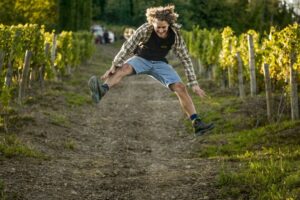 Gen Z e vino, per i giovani è un mondo “troppo tecnico” e hanno “paura di dire cose sbagliate”