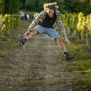 Gen Z e vino, per i giovani è un mondo “troppo tecnico” e hanno “paura di dire cose sbagliate”