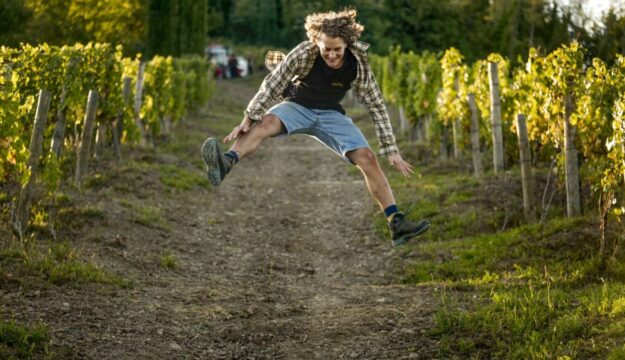 Gen Z e vino, per i giovani è un mondo “troppo tecnico” e hanno “paura di dire cose sbagliate”